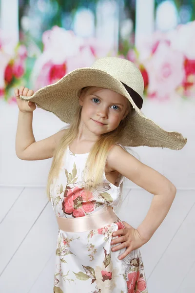큰 모자 초상화에 귀여운 긴 머리 소녀 — 스톡 사진
