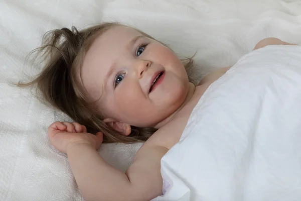 유아 아기 일어와 미소 — 스톡 사진