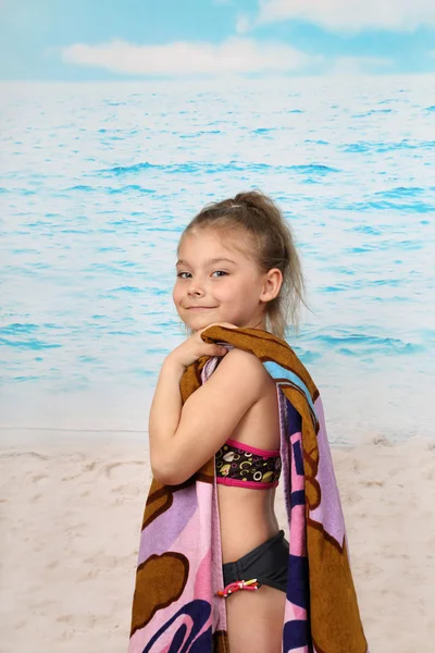 Girl with towel on beach — Stock Photo, Image