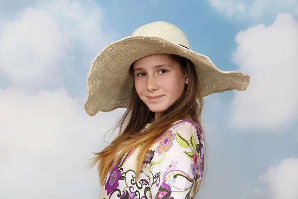 Длинношерстная девочка-подросток в большой шляпе — стоковое фото