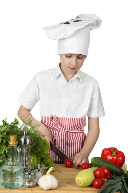 Küçük çocuk aşçı domates keser