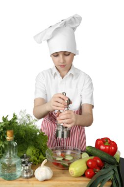 Küçük çocuk aşçı baharat salatası için ekler.