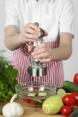 Eller salataya baharat ekler