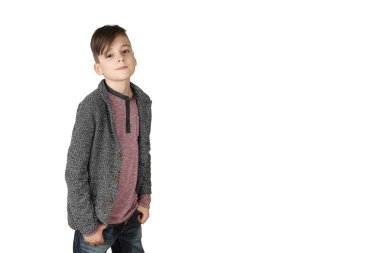 oğlan beyaz üzerinde poz