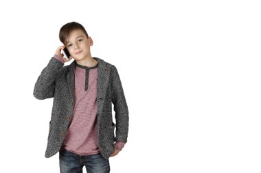 Cep telefonu olan küçük çocuk.