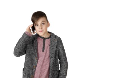 Cep telefonu olan küçük çocuk.