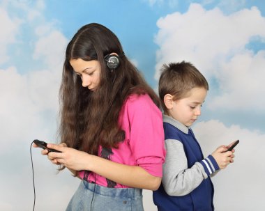 Kız ve erkek kardeşim ile telefon satmak