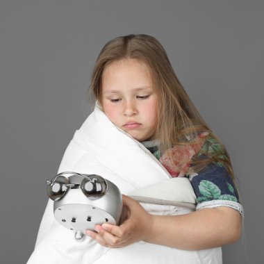 Küçük kız değil uyuyabilir ve çalar saat görünüyor