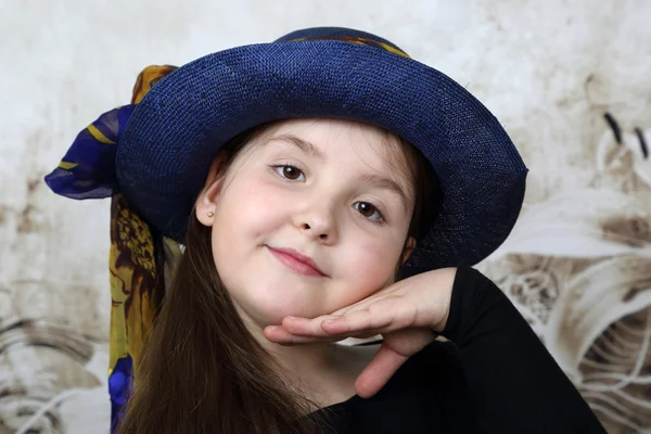 Симпатичная длинноволосая пухленькая девушка в шляпе — стоковое фото