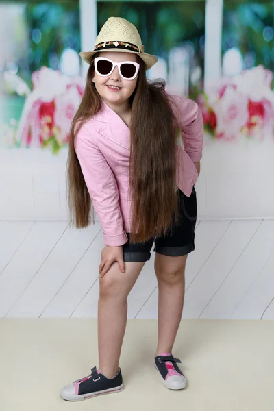 Милая длинноволосая девушка в шляпе и солнцезащитных очках — стоковое фото