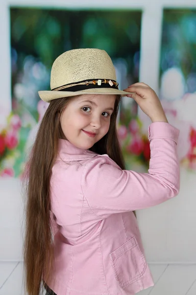 Bonito menina gorda de cabelos longos no retrato chapéu — Fotografia de Stock