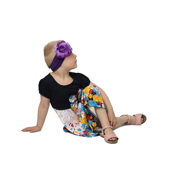 Μικρό κορίτσι να κάθεται στο πάτωμα — Φωτογραφία Αρχείου