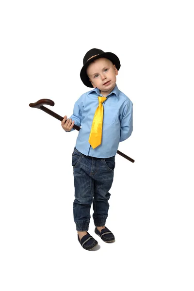Маленький хлопчик в чорному капелюсі з тростиною — стокове фото