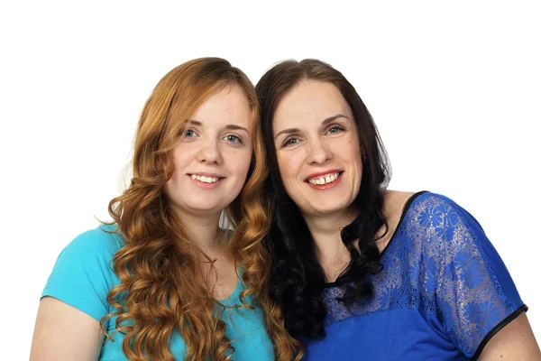 Roodharige meisje en volwassen brunette vrouw samen — Stockfoto