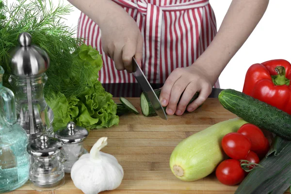 Mãos cortando pepino — Fotografia de Stock