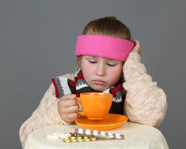 Sick girl drinks tea — Stock Photo, Image