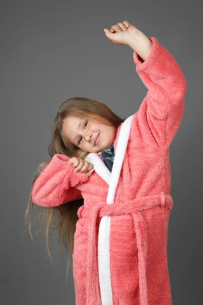 Schattig klein meisje strekt zich uit in de ochtend — Stockfoto