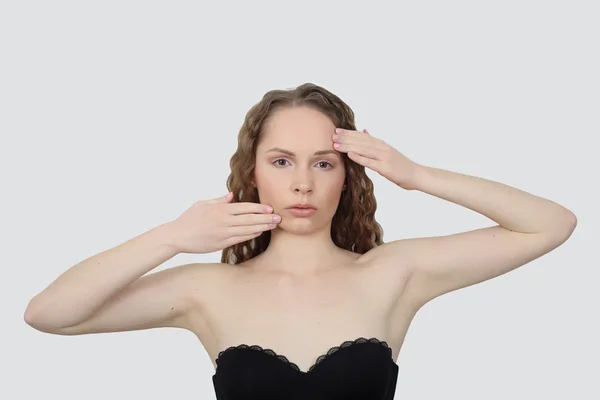 Mujer joven masaje facial — Foto de Stock