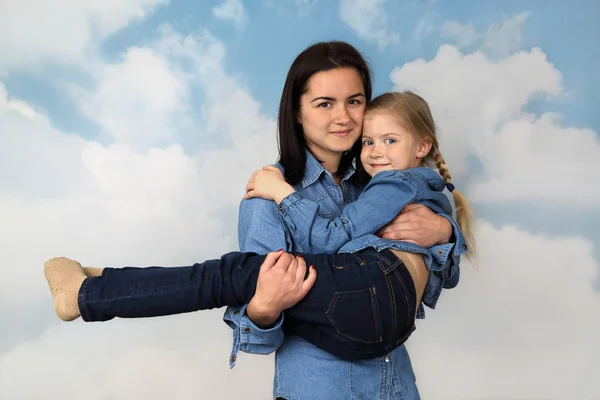 Ragazza più grande porta sorella minore su mani — Foto Stock