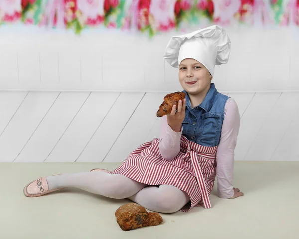 Young cook with buns — Stock Photo, Image