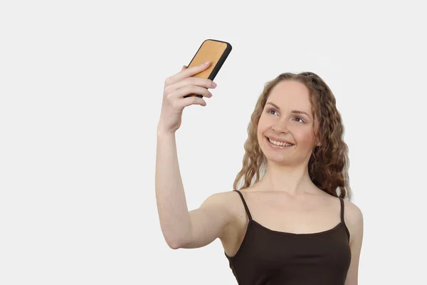 Mujer bonita hace selfie — Foto de Stock