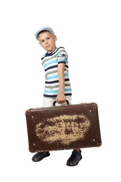 Мальчик держит винтажный чемодан в руке — стоковое фото