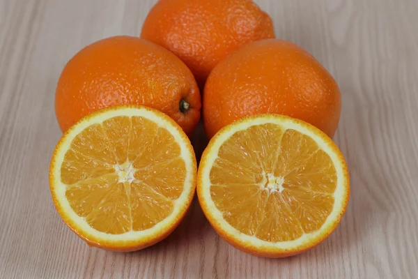 Orangen ganz und halb — Stockfoto