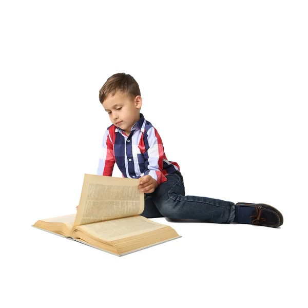 Schattige kleine jongen met grote boek — Stockfoto