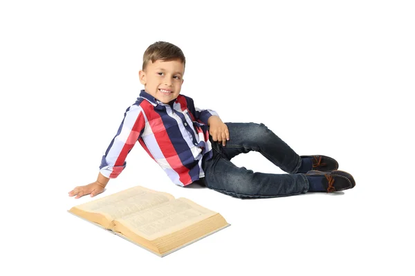 Schattige kleine jongen met grote boek — Stockfoto