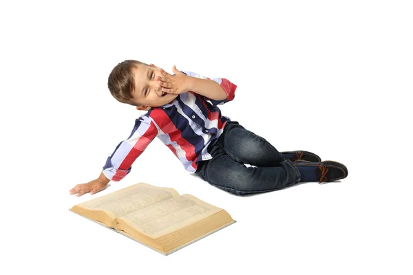 Schattige kleine jongen met grote boek — Stockfoto