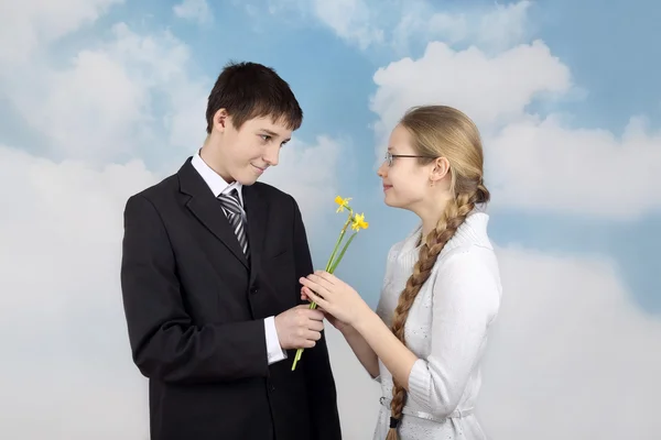 Мальчик дарит цветы своей девушке — стоковое фото