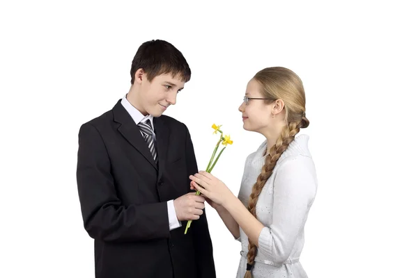Ragazzo dà fiori alla ragazza — Foto Stock