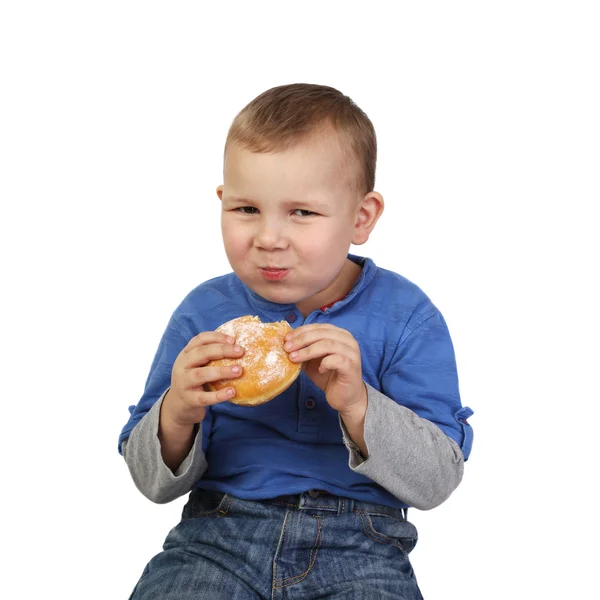Le garçon mange des petits pains — Photo