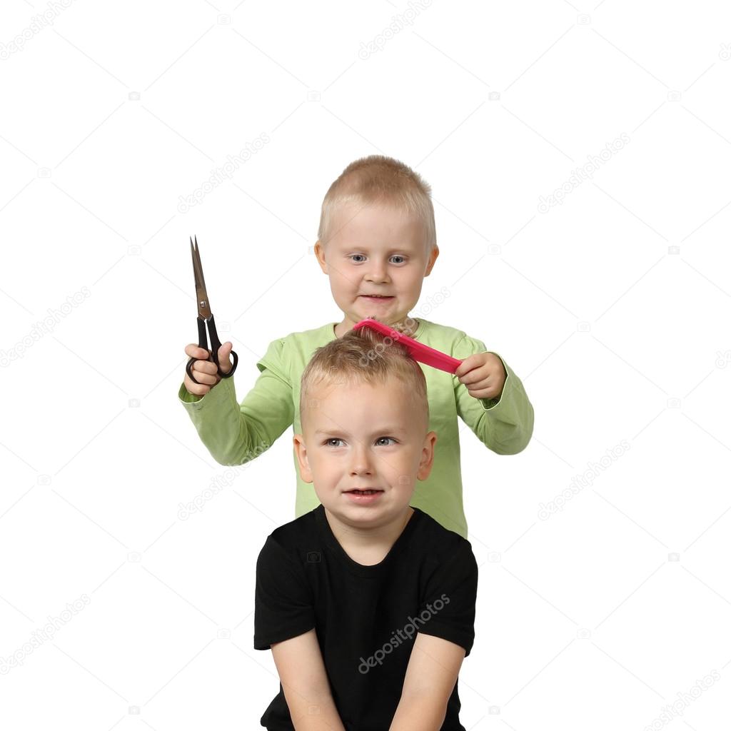 Petite Fille Va Couper Les Cheveux Du Petit Garçon
