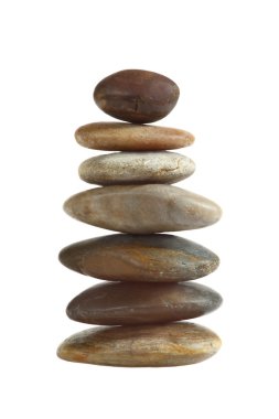 Piramit içinde dengeli zen taşlar