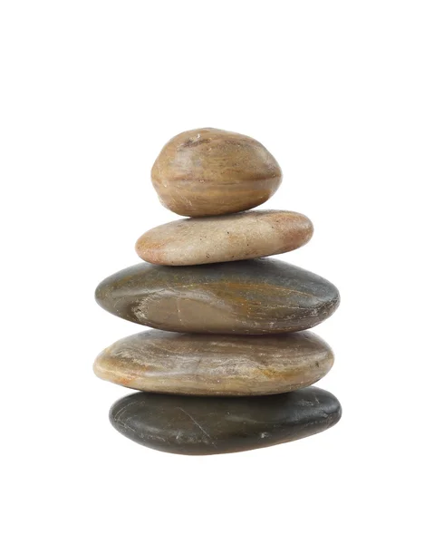 Сбалансированные дзен-камни в пирамиде — стоковое фото