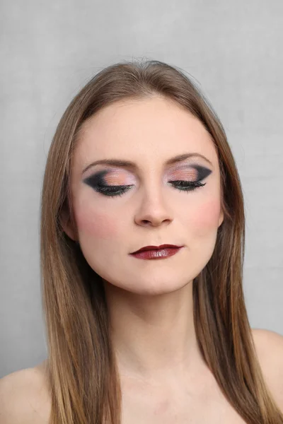 Pretty woman shows makeup — Stock Photo, Image