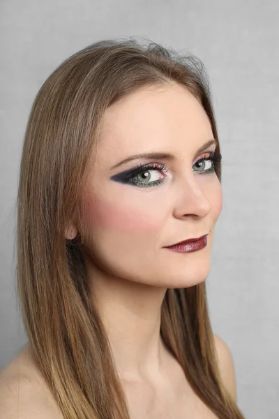 Mujer bonita muestra maquillaje — Foto de Stock