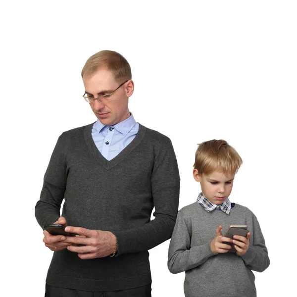 아버지와 아들이 휴대 전화 — 스톡 사진