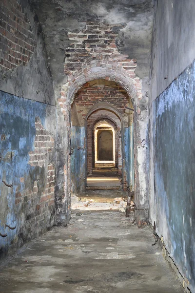 Narrow corridor in old fortress basement — Stock Photo, Image