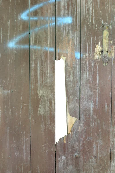 Porta de madeira velha com lacuna — Fotografia de Stock