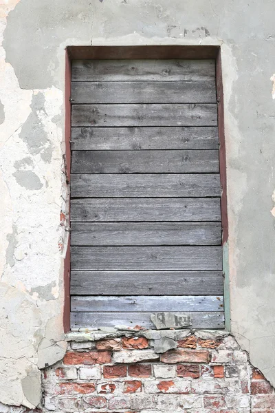 Fenêtre barricadée au mur — Photo