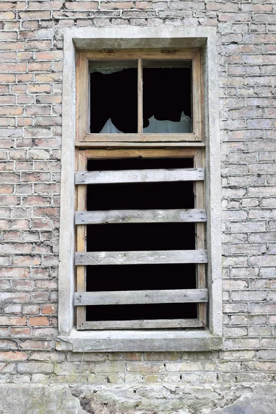 Old wall with broken up window — Stock Photo, Image