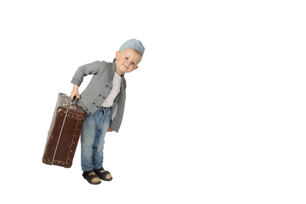 Menino bonito com grande mala vintage na mão — Fotografia de Stock