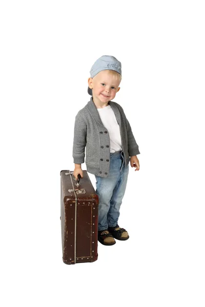 Мальчик с винтажным чемоданом — стоковое фото