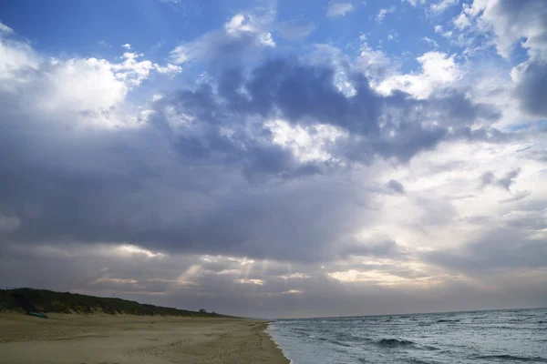 Playa del mar bajo las nubes — Foto de Stock