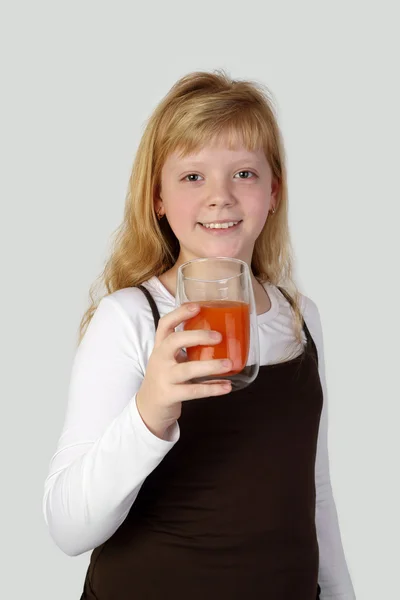 Menino adolescente com copo de suco de cenoura — Fotografia de Stock