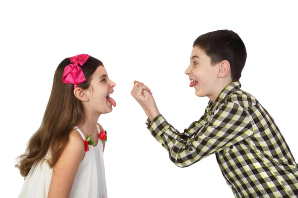 Menino pequeno e menina provocam um ao outro — Fotografia de Stock