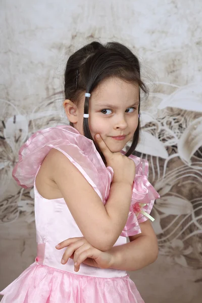 Μικρό κορίτσι σε ένα φόρεμα μπάλα — Φωτογραφία Αρχείου