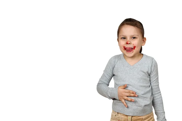 Niña con una cara manchada con mermelada aislada en respaldo blanco — Foto de Stock